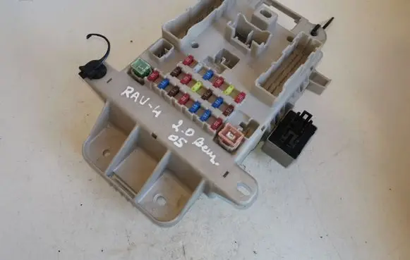 Toyota RAV 4 (XA20) Fuse module 8198050030
