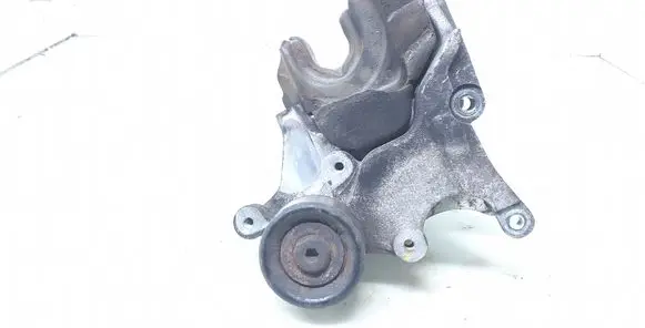 Hyundai Santa Fe Power steering pump mounting bracket 