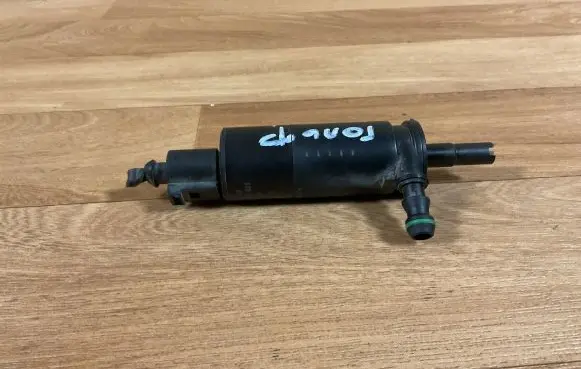 Volkswagen Golf V Headlight washer pump 3B7955181