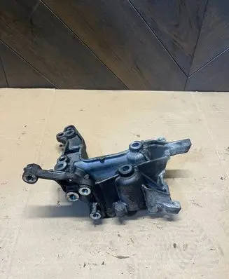 Engine mounting bracket