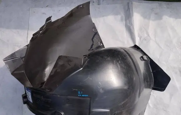 Front wheel arch liner splash guards