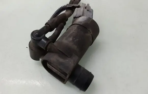 Volvo V70 Windscreen/windshield washer pump 