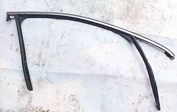 Opel Insignia B Front door glass trim molding 39144545