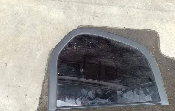 Mitsubishi L200 Rear side window