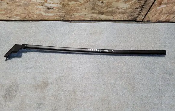 Ford Mustang VI Front door glass trim molding FR3B6321435AG