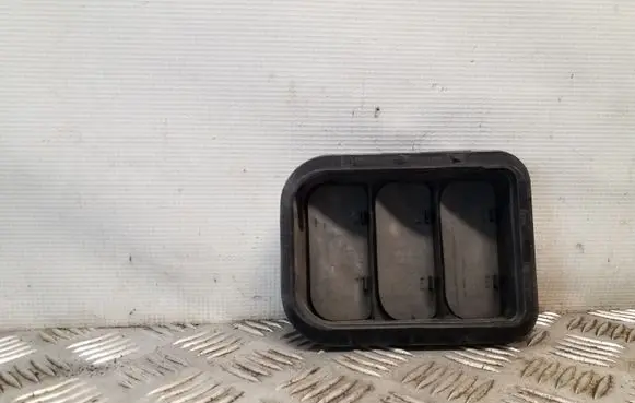 Quarter panel pressure vent