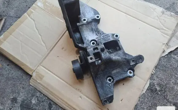 Volkswagen PASSAT B6 Generator/alternator bracket 03l903143D