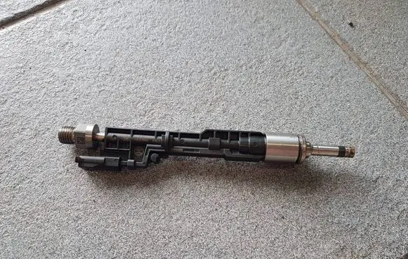 BMW 5 F10 F11 Fuel injector 7639994 10213541 0261500172