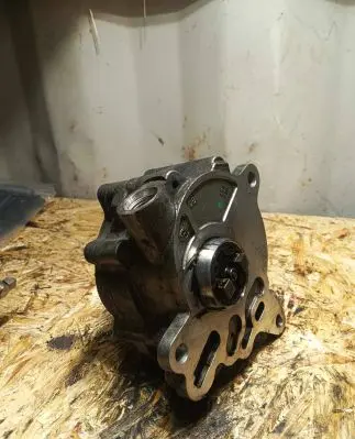Volkswagen PASSAT B6 Vacuum pump 03G145209C 241007022