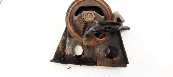 Nissan X-Trail T30 Engine mount bracket