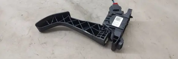 Accelerator throttle pedal