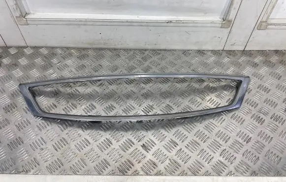 Ford Mondeo Mk III Front bumper upper radiator grill 3S718B271