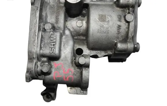 Volkswagen Golf VII Oil pump 04L145208H