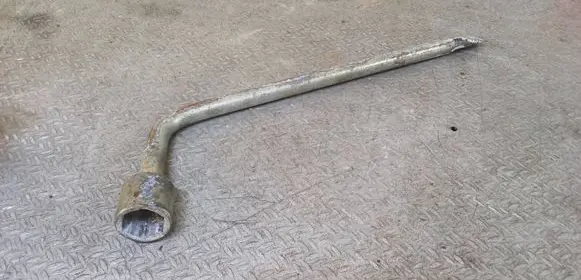 Toyota RAV 4 (XA20) Wheel nut wrench