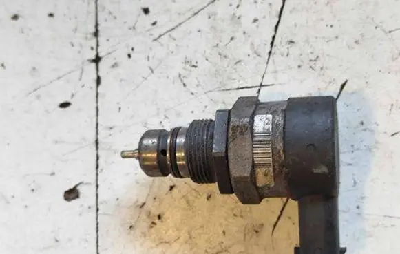 Chrysler Voyager Fuel pressure regulator 0281002829 32887512 190408