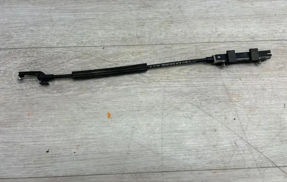 Volkswagen Touareg II Engine bonnet/hood lock release cable 7P6823531B
