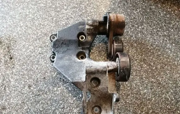 Hyundai Santa Fe Generator/alternator bracket 