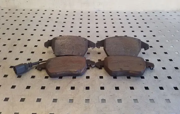 Volkswagen Eos Brake pads (front) 