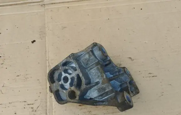 Volvo XC90 Engine mounting bracket 86341232