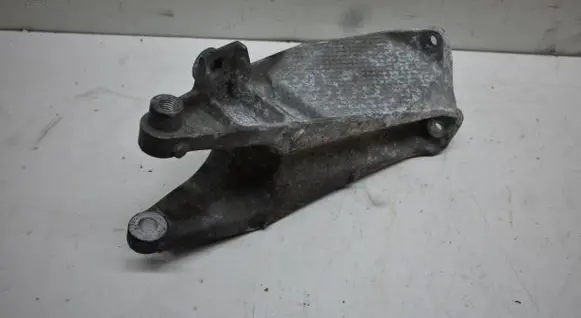 Engine mounting bracket