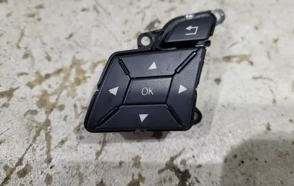 Steering wheel buttons/switches