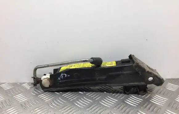 Volkswagen PASSAT B4 Lift Jack 8A0011031F
