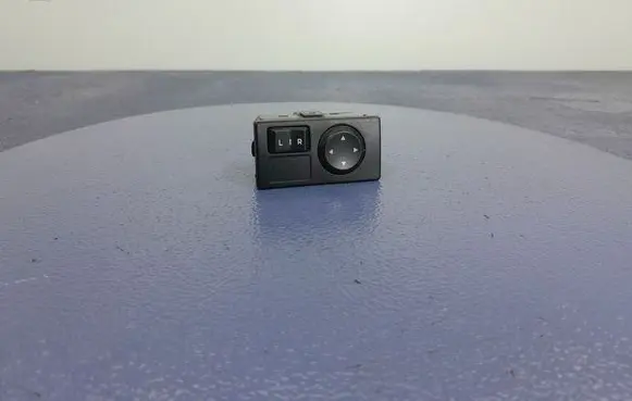 Isuzu D-Max Mirror heating switch M42200