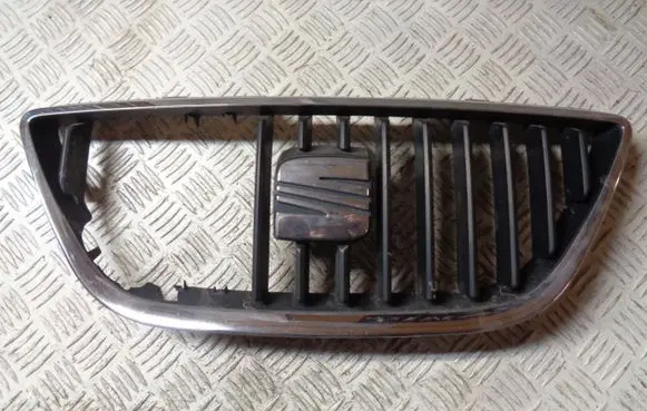 Seat Ibiza IV (6J,6P) Front bumper upper radiator grill 6J0853651