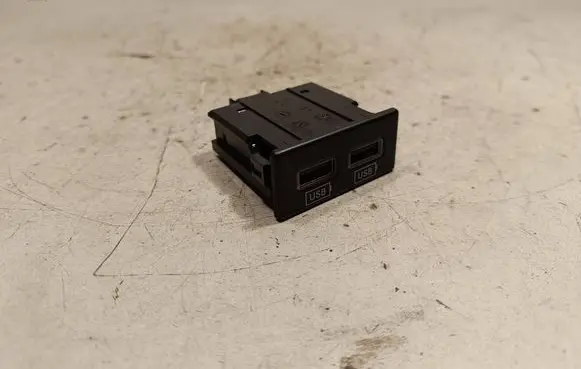 Jeep Grand Cherokee USB socket connector 68145567AA