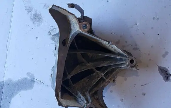 Volkswagen Polo VI Engine mounting bracket 05C199207 160921 233918