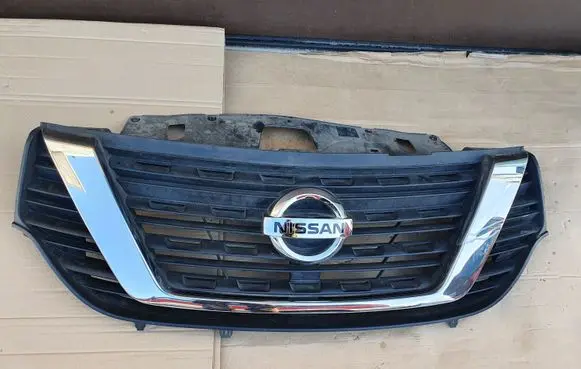 Front bumper upper radiator grill