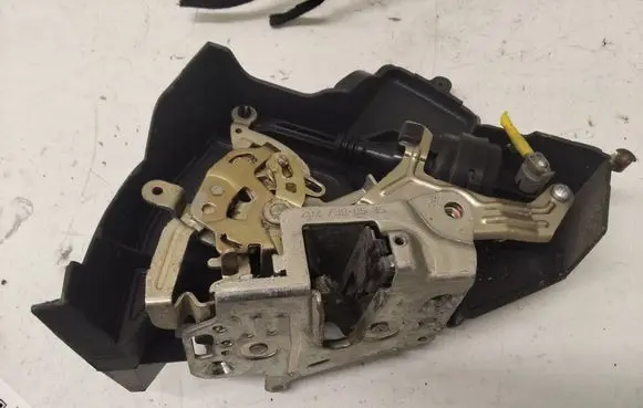 Mercedes-Benz E W210 Rear door lock 2027300535