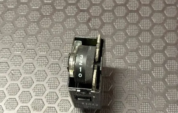 Hyundai Terracan Headlight level height control switch 31020
