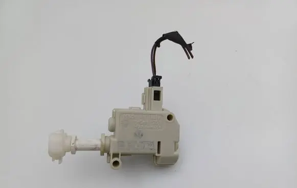 Volkswagen PASSAT B6 Fuel tank cap lock motor 3C0810773 3B0959782A