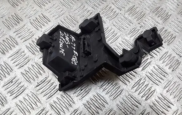 Audi TT Mk1 Tail light bulb cover holder 89100110