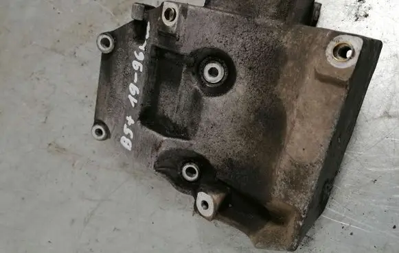 Volkswagen PASSAT B5.5 A/C compressor mount bracket 038260885C
