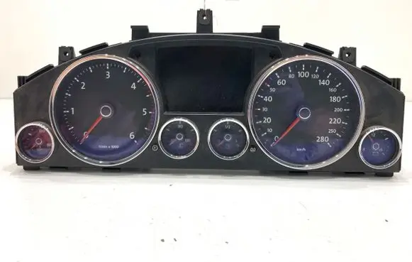 Volkswagen Touareg I Speedometer (instrument cluster) 7L6920885R