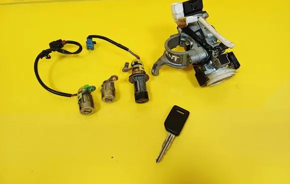 Mitsubishi Galant Ignition lock 337719