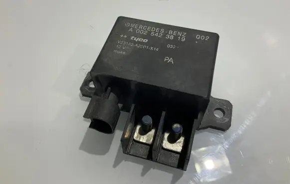 Mercedes-Benz E W211 Charging relay A0025423819 0025423819