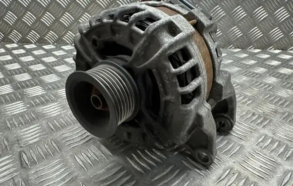 Opel Zafira C Generator/alternator 39007852