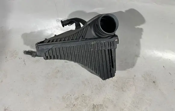 Volkswagen Touareg II Air filter box 7P0129607C 7P0183