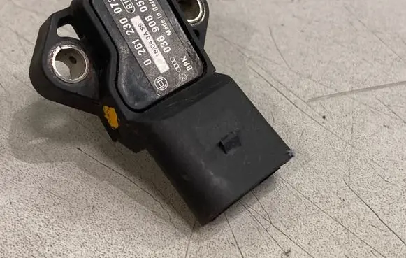 Audi A4 S4 B6 8E 8H Air pressure sensor 038906051D 0261230073