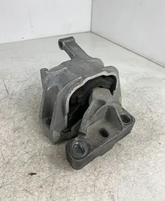 Volkswagen Tiguan Engine mount bracket 5N0199262M 5N0199262
