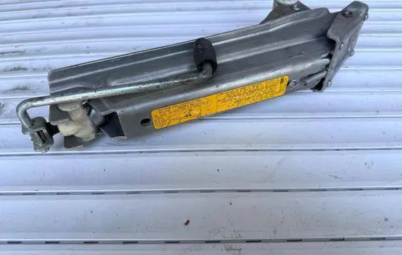 Audi A6 S6 C6 4F Lift Jack 4F0011031