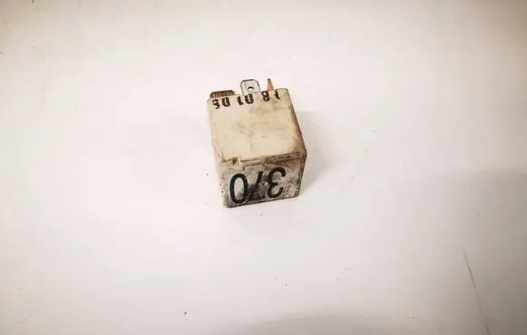 Volkswagen PASSAT B6 Other relay 8D0951253