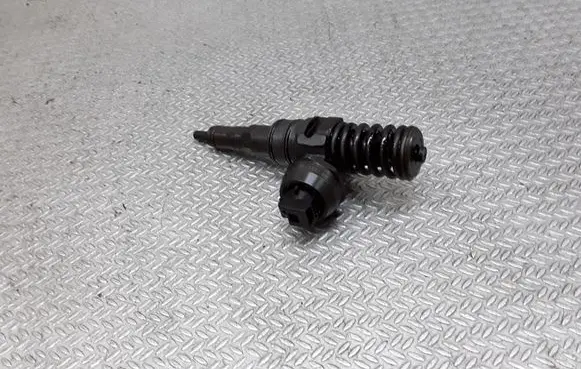 Volkswagen Golf V Fuel injector 038130073AG