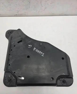 Volkswagen Tiguan Fuel tank bottom protection 5QF131331 1027917