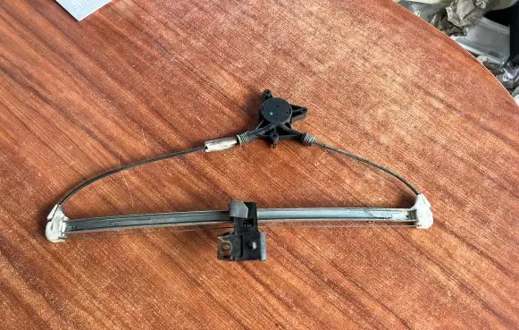 Mazda 2 Rear window lifting mechanism without motor