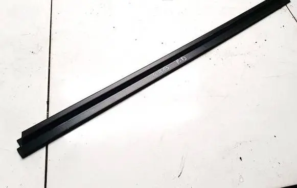 Skoda Octavia Mk2 (1Z) Front door glass trim molding 