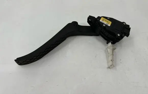 Volkswagen Touareg II Accelerator throttle pedal 7L0723507D